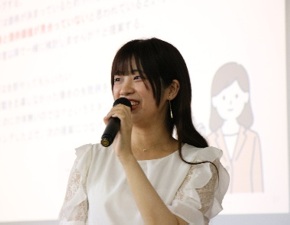 学生に向けて講義を行なう筧田